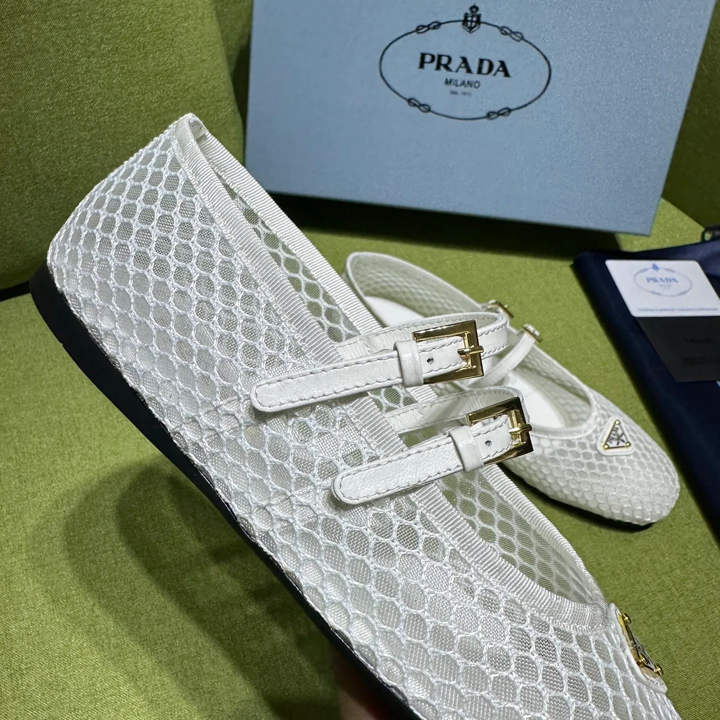👟👟Ex-factory price 500👟👟 Prada 25ss new style for early spring🔥🔥✨ 🌟 Recommended by major bloggers in Xiaohongshu, developed 1-1 to highlight classic charm. Open molded outsole. Imported mixed breed sheep lining. These ballet flats have a feminine silhouette and classic details for a sophisticated and timeless style. The mesh fabric is reinterpreted with lace patterns, which is delicate and unique. The upper is embellished with a narrow band and an engraved logo metal buckle. Enamel-coated triangular metal logo. 5mm one-piece rubber sole, decorated with hot-stamped logo. Code number: 35 to 42 (40-42 customized, non-refundable)